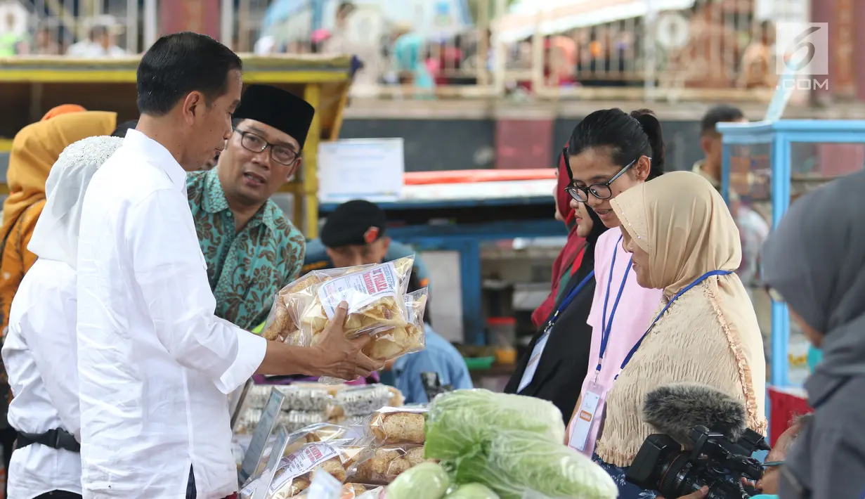Presiden Joko Widodo atau Jokowi ditemani Gubernur Jawa Barat Ridwan Kamil saat menemui ibu-ibu penerima program Membina Keluarga Sejahtera (Mekaar) di Garut, Jawa Barat, Jumat (18/1). (Liputan6.com/Angga Yuniar)