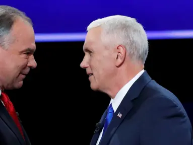 Cawapers Partai Demokrat Senator Tim Kaine (kiri) berjabat tangan dengan cawapres Partai Republik, Gubernur Indiana Mike Pence sebelum dimulainya debat perdana cawapres AS di Longwood University di Virginia, Selasa (4/10). (REUTERS/Kevin Lamarque)