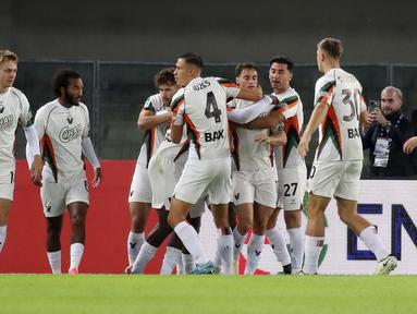 Jay Idzes (4) dan pemain Venezia merayakan gol yang dicetak oleh Gaetano Oristanio pada laga lanjutan Liga Italia 2024/2025 melawan Hellas Verona di Marcantonio Bentegodi Stadium, Italia, Sabtu (05/10/2024) WIB. (AP Photo/LaPresse/Paola Garbuio)