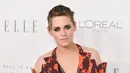 Aktris Kristen Stewart berpose untuk difoto saat menghadiri ELLE Women ke-24 di Four Seasons Hotel Beverly Hills, Los Angeles (16/10). (Frazer Harrison/Getty Images for ELLE/AFP)