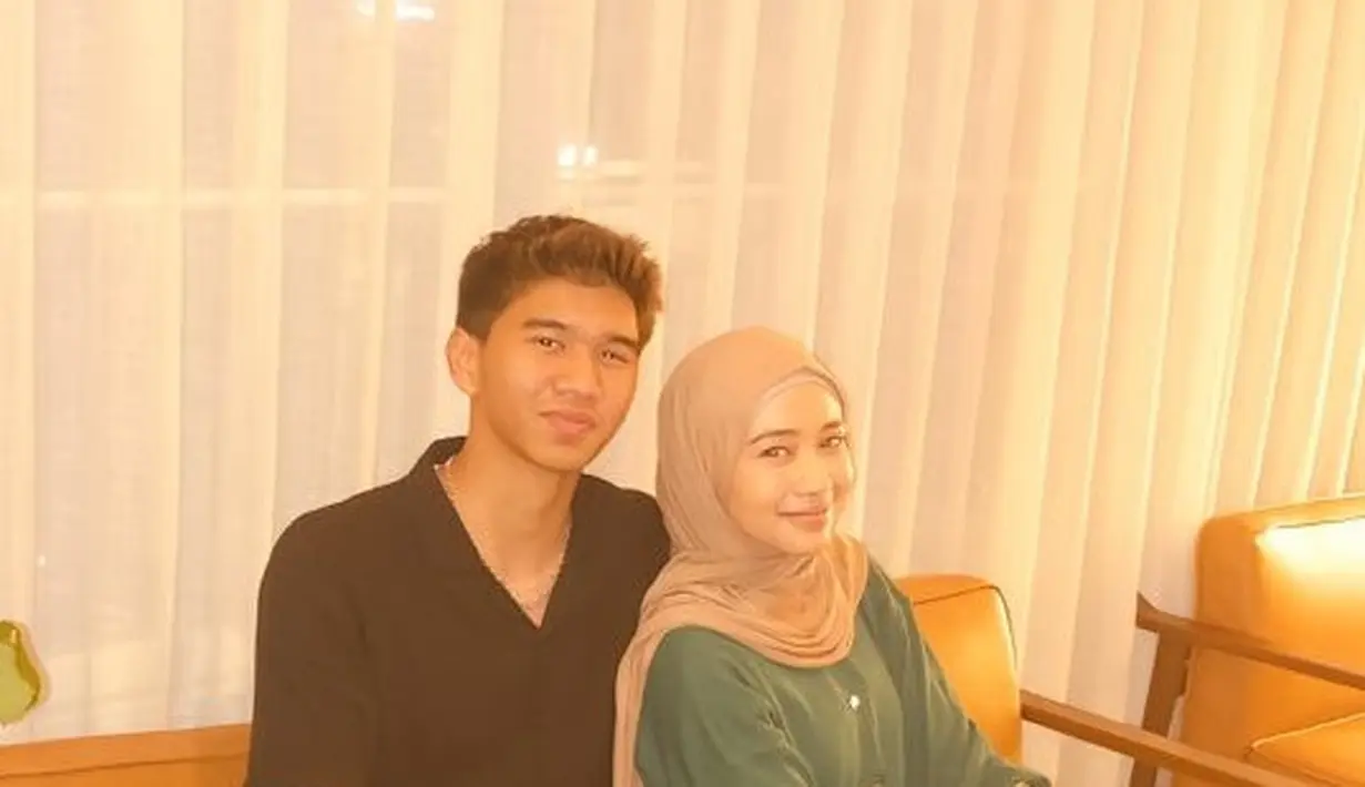 Warganet mulai memperhatikan gaya pacaran Ayman usai ia mengikuti tren "Kalau saja aku bukanlah pengangguran..." di TikTok. Dalam videonya, Ayman menampilkan foto cantik Nadine sambil menambahkan tulisan "Sudah ku pacari kau." Unggahan itu langsung disambut beragam komentar. (Liputan6.com/Tiktok/@aymansbarubangun)