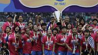 Pemain Persib Bandung Putri mengangkat trofi juara Liga 1 Putri di Stadion Pakansari, Bogor, Sabtu (28/12). Persib Putri juara Liga 1 Putri 2019.(Bola.com/Yoppy Renato)
