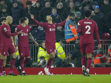 Penyerang Liverpool, Cody Gakpo (tengah) berselebrasi dengan rekan setimnya setelah mencetak gol ke gawang Everton pada pertandingan lanjutan Liga Inggris di stadion Anfield di Liverpool, Inggris, Selasa (14/2/2023). Ini merupakan gol perdana Gakpo sekaligus mengantar Liverpool menang atas Everton 2-0. (AP Photo/Jon Super)