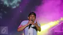 Vokalis grup band NOAH, Ariel saat tampil menghibur usai perhelatan Achilles Motorsport Festival 2015 di JIExpo Kemayoran Jakarta, Sabtu (19/12/2015). Sekitar satu jam NOAH tampil memukau penggemarnya. (Liputan6.com/Helmi Fithriansyah)