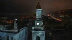 Sebuah menara Bank Nasional Ukraina terlihat saat pemadaman listrik di Kiev, Ukraina, 6 November 2022. Pada beberapa pekan terakhir, jutaan warga Ukraina mengalami pemadaman listrik dan air karena serangan udara Rusia yang menargetkan infrastruktur vital. (AP Photo/Andrew Kravchenko)