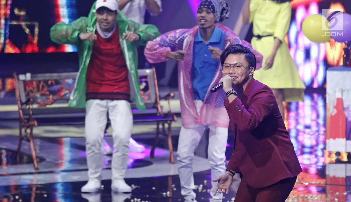 Penyanyi Rizky Febian memeriahkan drama musikal Siapa Takut Jatuh Cinta pada SCTV Awards 2017 di Studio 6 Emtek City, Jakarta, Rabu (29/11). Dalam beberapa tahun terakhir, SCTV memang sudah biasa menampilkan drama musikal (Liputan6.com/Herman Zakharia)