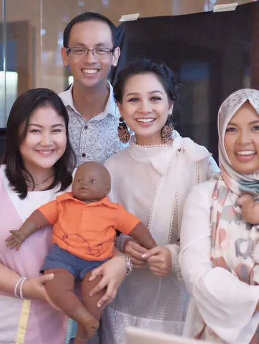 Terakhir namun tak kalah penting, kasih sayang sahabat melekat selamanya di jiwa. Andien mengaku ingin mengenang Reza Gunawan sebagai sosok istimewa penebar kebaikan. “Dear, Mas @rezagunawan Beginilah aku ingin mengenangmu selamanya. You will always have a special place in our heart. Rest in peace Mas,” pemilik album Kirana mengakhiri. (Foto: Dok. Instagram @andienaisyah)