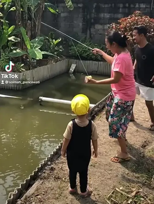 Juri di berbagai ajang pencarian dangdut Tanah Air ini sering habiskan waktu dengan memancing di empang. Gaya sederhana Soimah saat mancing ini curi perhatian. Ia sama sekali tak gengsi dengan tampil sederhana ketika beraktivitas di rumah. (Liputan6.com/TikTok/soimah_pancawati)