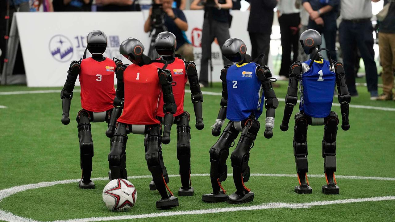 FOTO: Aksi Seru Robot Humanoid Main Bola Jelang World Humanoid Robot Games 2025