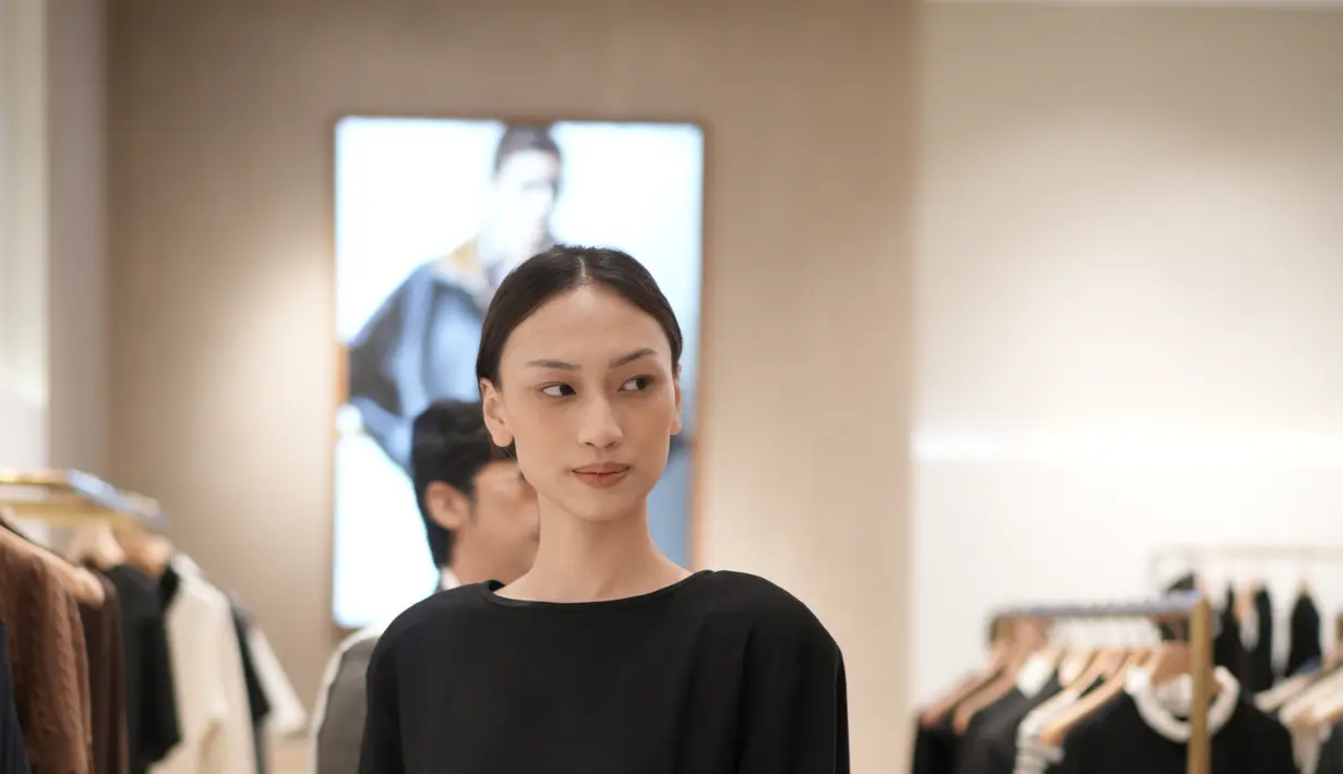 Terinspirasi oleh semangat "Summer of Love", gaya santai ala tahun 70-an berpadu dengan estetika klasik khas Inggris. Dipandu oleh fashion stylist Adi Surantha, Sandro Fall Winter 2026 Collection Preview menyajikan perpaduan gaya kontras dalam konteks modern. / Foto dok: Sandro.