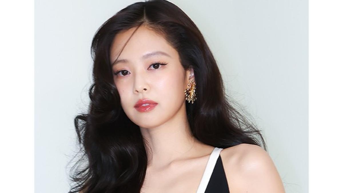 Tampil Menawan di CHANEL Métiers d'art Seoul, Jennie BLACKPINK Pancarkan Pesona Old Hollywood dengan Rambut Mengembang dan Lipstik Merah