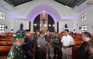 Kepala BNPB Letjen TNI Suharyanto meninjau langsung kondisi gereja yang terletak di wilayah pinggiran Kota Manado pada Jumat 3 April 2026. (Liputan6.com/Yoseph Ikanubun)