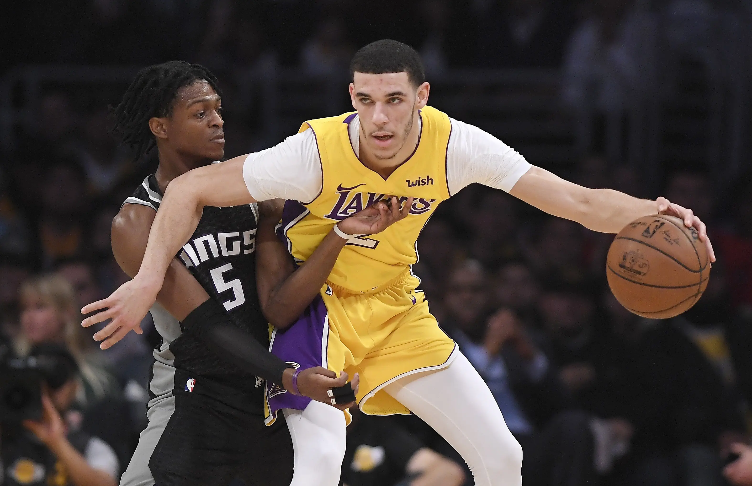 Lonzo Ball (kanan) kembali paling efektif dalam memberi assist dan dan rebound  (AP Photo/Mark J. Terrill)