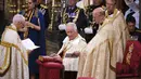 <p>Raja Charles III dimahkotai oleh Uskup Agung Canterbury. (Yui Mok, Pool via AP)</p>