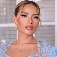 Lihat di sini tampilan makeup kakak Aaliyah Massaid, Zahwa Massaid di acara 7 bulanan kehamilannya. [@deanmua_].