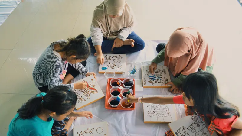 Kenalkan Tradisi Batik, Acara Volunteering Seni Ajak Anak-Anak Membatik