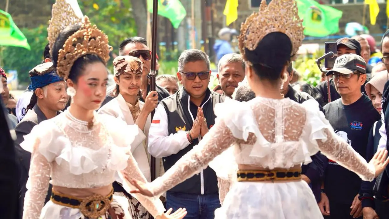 Sekjen PDIP Hasto Kristiyanto mewakili TPN hadir meresmikan pusat kegiatan pemenangan pasangan nomor urut 3 Ganjar Pranowo-Mahfud Md di Provinsi Jawa Barat (Jabar).