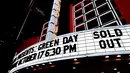 Suasana diluar tempat dimana Grup band Green Day konser di Hollywood Palladium, Los Angeles, AS (17/10).  Green Day juga pernah sukses menguasai chart-topping pertama kalinya pada 2004 berkat single American Idiot. (AFP Photo/Kevin Winter)