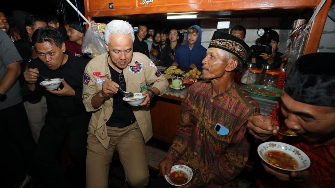 Sambil makan durian dan minum teh, Ganjar mendengarkan segala curhatan warga Desa Kauman.<br>