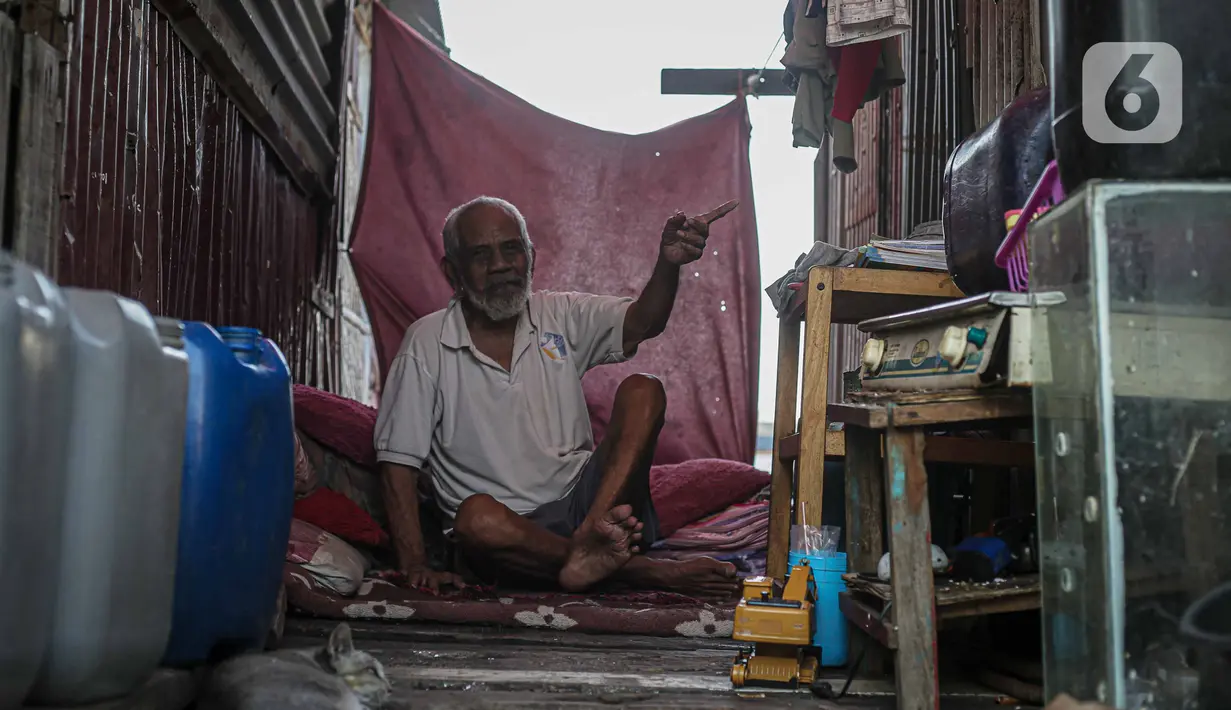 Beberapa warga kampung Apung bekerja di pelelangan ikan Pelabuhan Nizam Zachman. (Liputan6.com/Faizal Fanani)