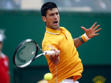 Novak Djokovic melepaskan smash keras di final Monte Carlo Masters (REUTERS/Jean-Paul Pelissier)