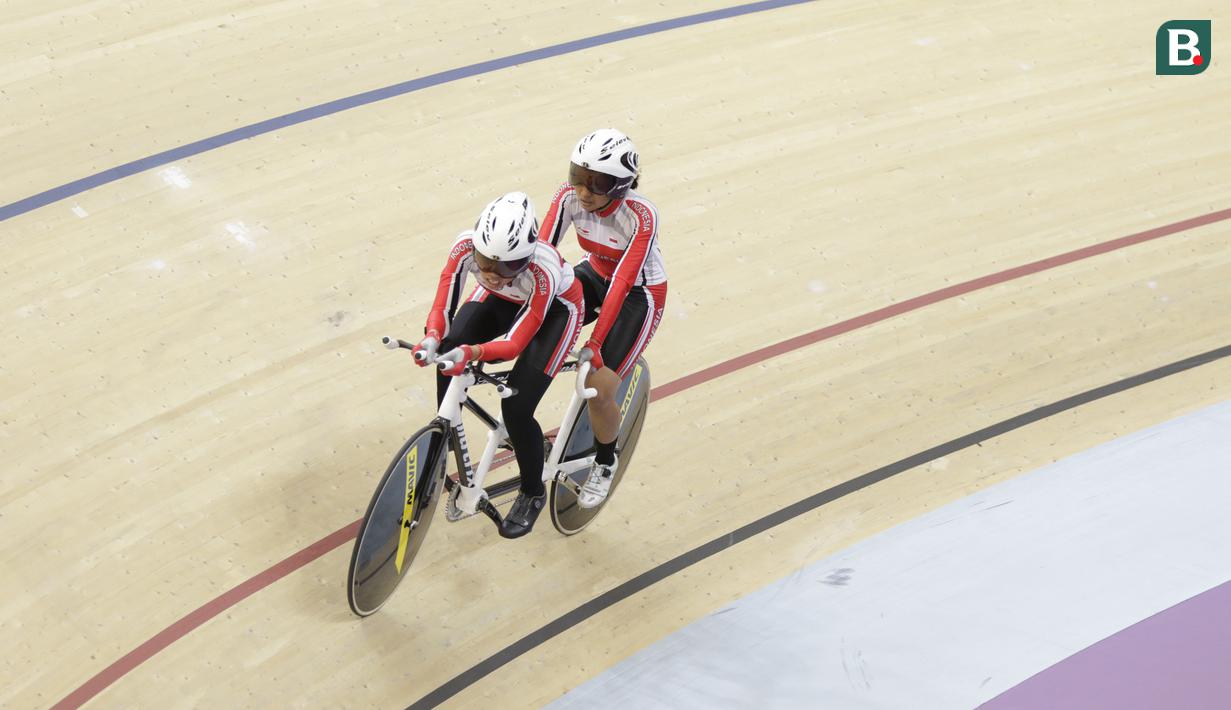 Pebalap sepeda Indonesia, Sri Sugiyanti dan Ni'mal Maghfiroh, saat beraksi pada Asian Para Games di Velodrome, Jakarta, Kamis (11/10/2018). Pasangan Indonesia ini meraih medali perak di nomor trek Individual Pursuit B putri. (Bola.com/M Iqbal Ichsan)