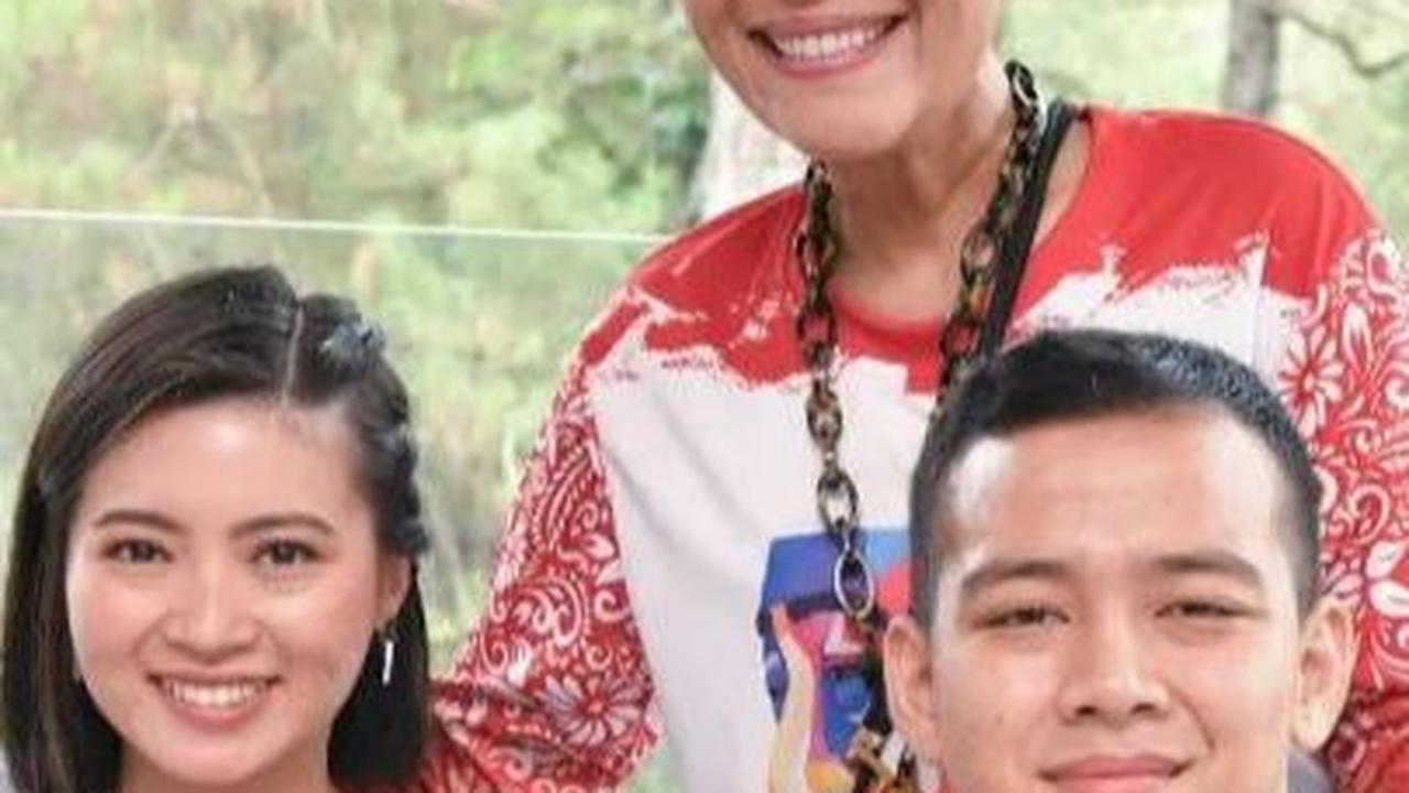 Di salah satu foto liburan keluarga Andika Perkasa, terlihat Hetty Andika Perkasa tengah merangkul Angela dan Hafiz yang duduk bersebelahan.<br>
