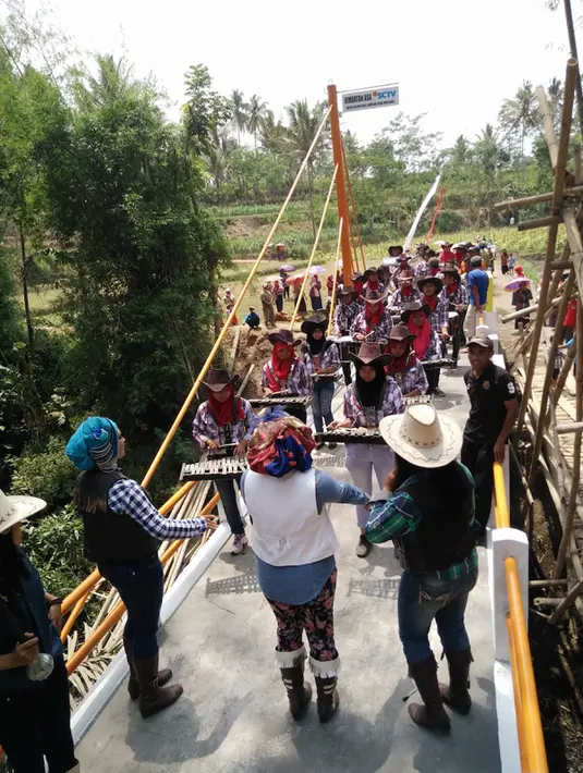 Sebuah pagelaran seni menyambut peresmian Jembatan Asa ke-4 pemirsa SCTV di Desa Blayu, Jawa Timur, Minggu (8/11/2015). Warga kini dapat menyeberang dengan leluasa dan tidak perlu lagi meniti jembatan bambu yang sudah usang. (Foto: Doni Arianto)