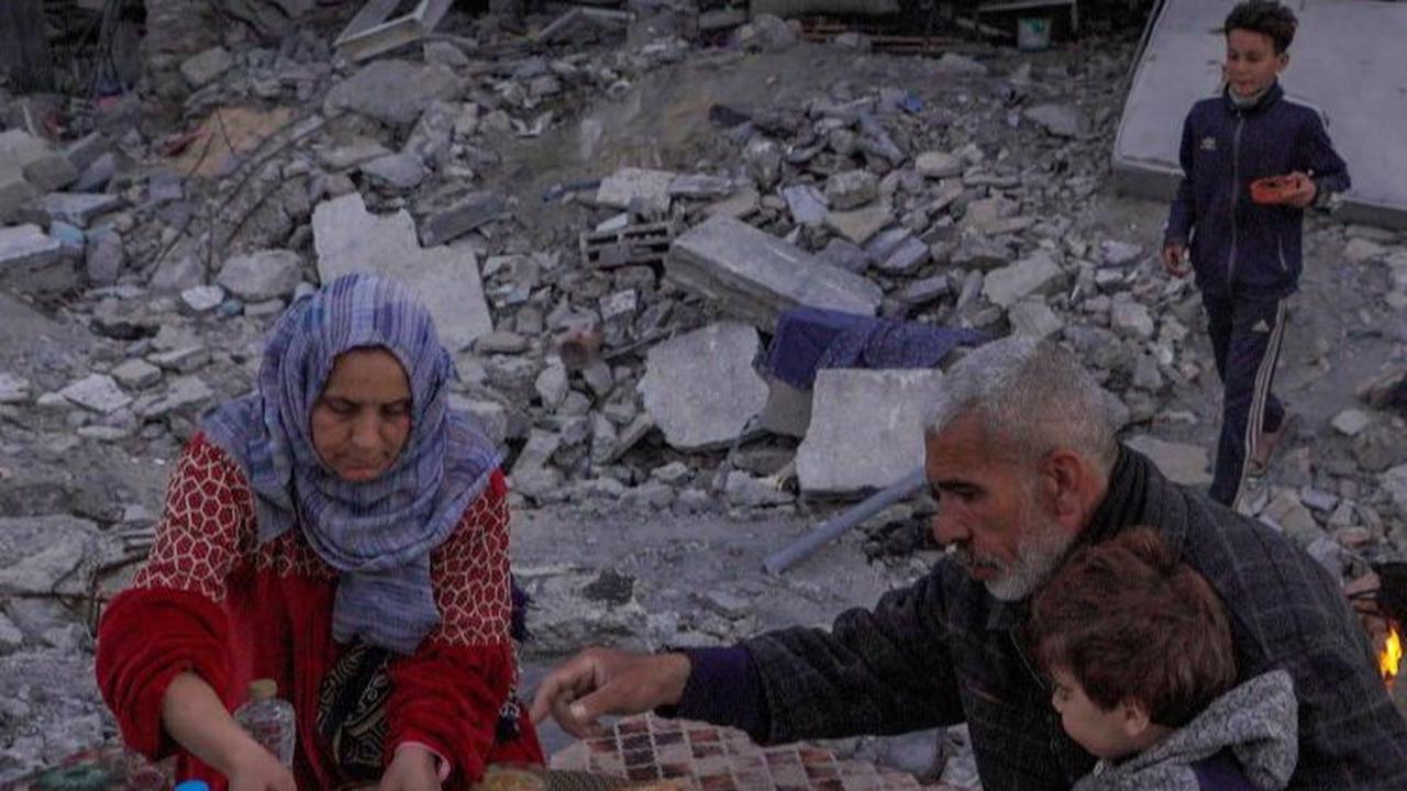 Mereka berbuka puasa di antara puing rumahnya yang hancur akibat dibombardir Israel.