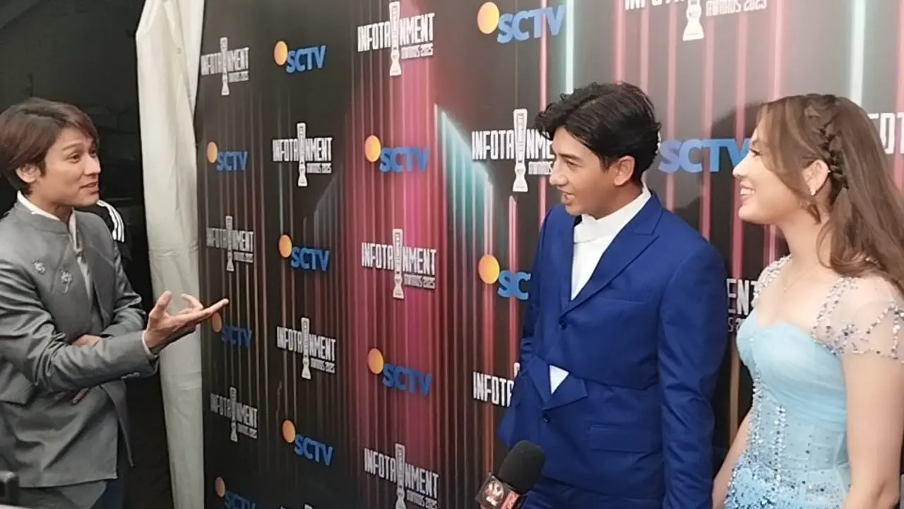 Rizky Billar Mendadak Jadi Wartawan di Infotainment Award 2025. (M Altaf Jauhar/ LIputan6.com)