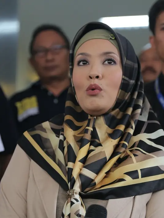 Selain Elma Theana, beberapa artis lain juga akan dimintai keterangannya. Beberapa artis dan sutradara yang terlibat dalam film Azrax akan dipanggil. Diantaranya berinisial NC, RA dan DS. (Andy Masela/Bintang.com)