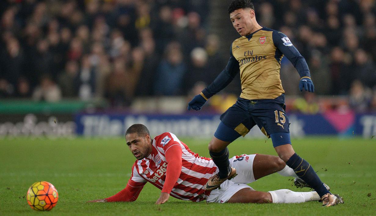 Pemain Stoke City,  Glen Johnson (kiri) berebut bola dengan pemain Arsenal, Alex Oxlade-Chamberlain pada lanjutan Liga Premier Inggris di Stadion Britannia, Stoke-on-Trent, Minggu (17/1/2016).  (AFP Photo/Oli Scarff)  