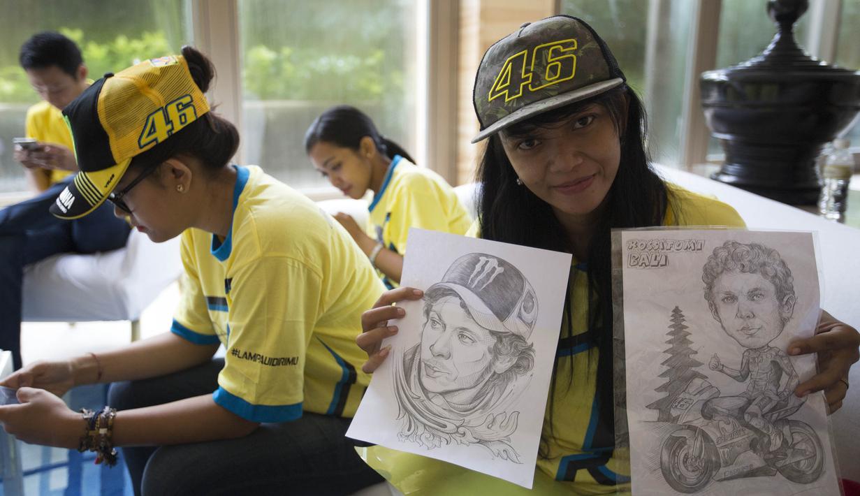 Penggemar Valentino Rossi menunjukkan karikatur sang idola saat acara peluncuran motor baru Yamaha di The Mulia Resort, Bali, Selasa (26/1/2016). (Bola.com/Vitalis Yogi Trisna)