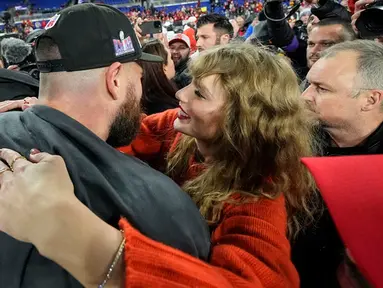 Taylor Swift mencium Travis Kelce dari Kansas City Chiefs setelah pertandingan AFC Championship NFL melawan Baltimore Ravens, di Baltimore, Maryland, Amerika Serikat, Minggu (28/1/2024). Kansas City Chiefs menang 17-10. (AP Photo/Julio Cortez)