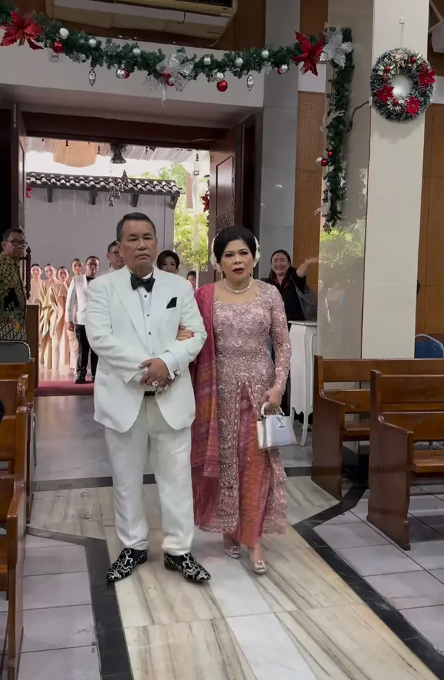 7 Potret penampilan elegan keluarga Hotman Paris di pernikahan Frank Hutapea