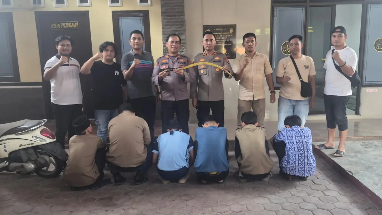 Tawuran Pelajar Bawa Celurit Pecah Dekat Mapolsek Labuhan Ratu, 6 Orang Diamankan