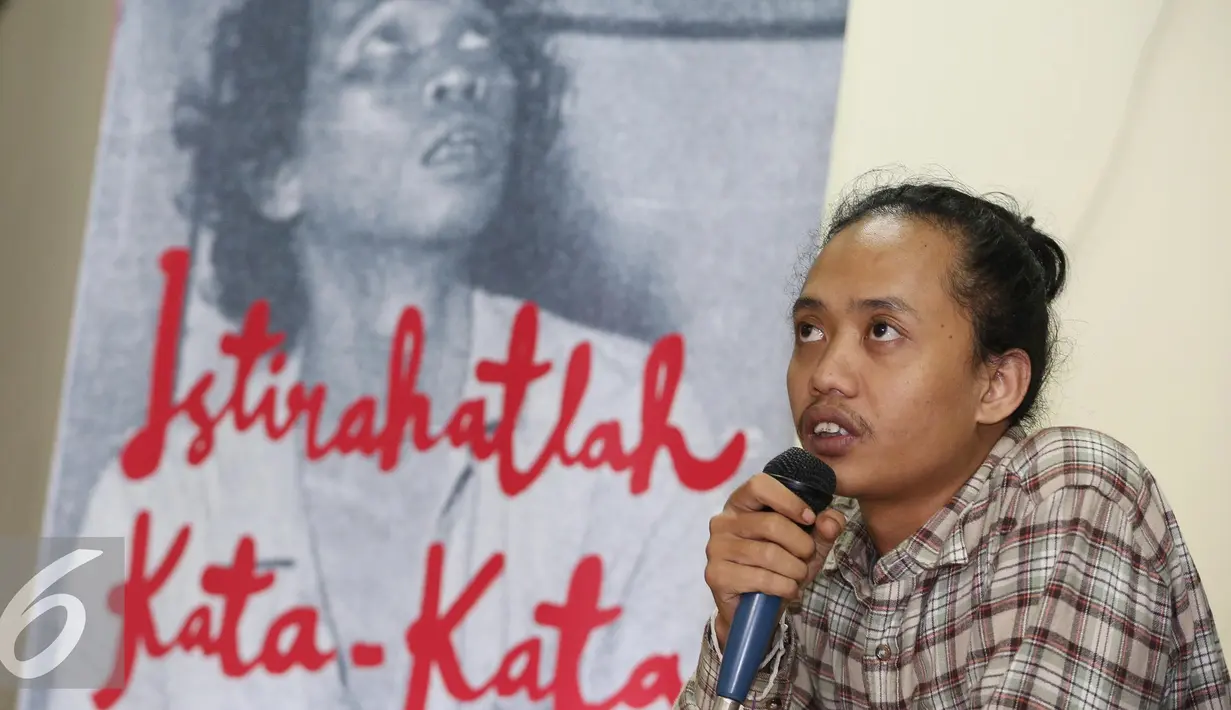 Fajar Merah memberikan keterangan dalam konferensi pers dengan tema "Film Wiji Thukul dan Janji Jokowi" di Jakarta, Rabu (25/1). Mereka juga menagih janji Presiden yang akan mengembalikan orang hilang saat masa orde baru. (Liputan6.com/Faizal Fanani)