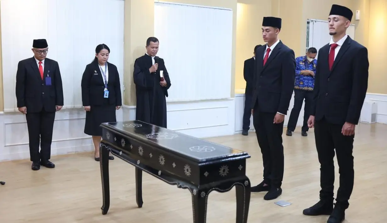 <p>Dengan menggunakan jas hitam, celana panjang hitam, peci hitam, kemeja putih, dan dasi merah, Ivar Jenner dan Rafael Struick dengan lantang mengucap sumpah dan janji setia menjadi WNI.</p>