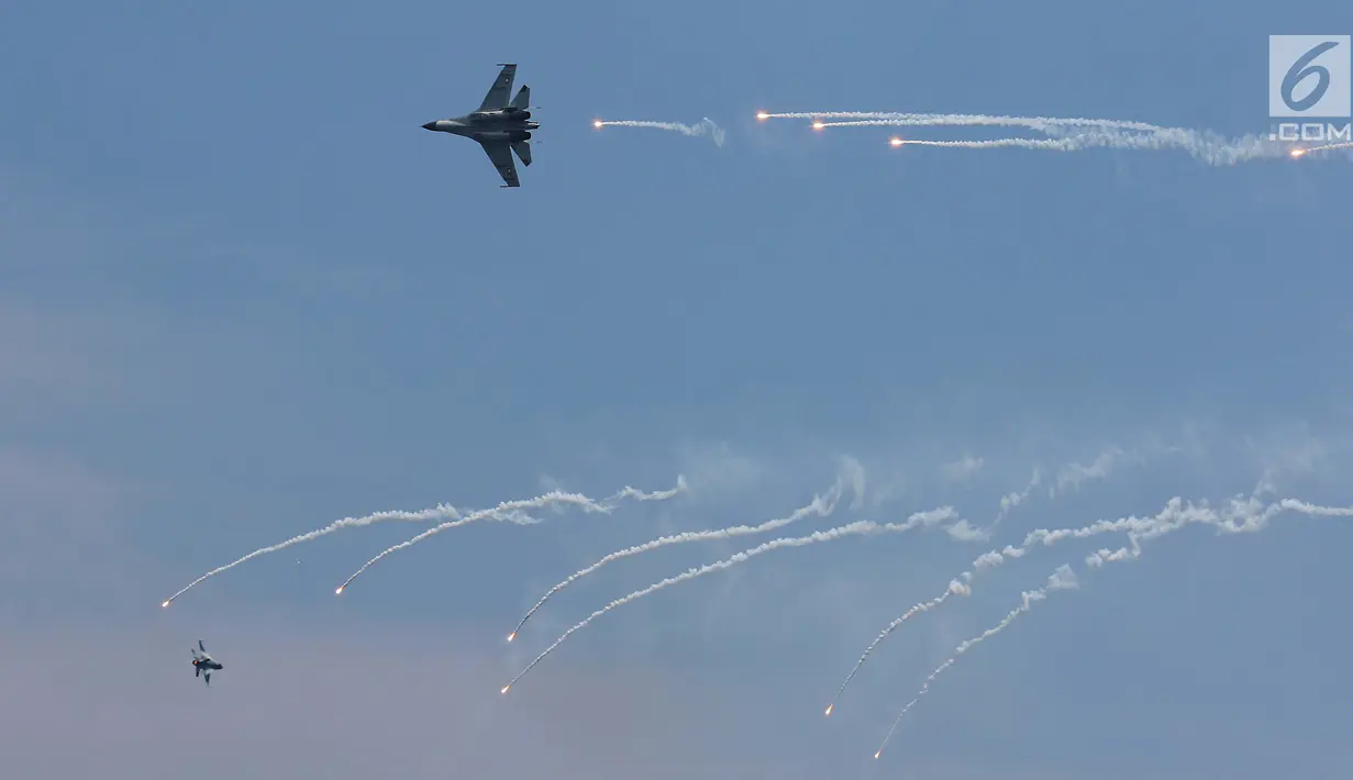 Aksi aerobatik dari pesawat tempur TNI saat geladi resik HUT TNI ke-72 di Cilegon, Banten, Selasa (3/10). Geladi resik tersebut untuk memperingati HUT TNI ke-72 yang dilaksanakan tanggal 5 Oktober. (Liputan6.com/Angga Yuniar)