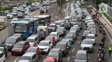 Kendaraan terjebak kemacetan di Jalan Gatot Subroto, Jakarta, Rabu (4/2/2020). Kemacetan tersebut imbas unjuk rasa mahasiswa di depan Gedung DPR. (Liputan6.com/Johan Tallo)