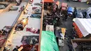 Rumah sakit utama di Kota Gaza telah berubah menjadi tempat perlindungan besar bagi orang-orang yang rumahnya telah dibombardir, atau mereka yang takut akan hal itu, dalam serangan militer Israel di Jalur Gaza, yang memasuki bulan kedua. (Mahmud HAMS / AFP)