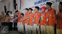 Menko PMK, Puan Maharani (kedua kiri) memberikan penghargaan kepada Kontingen Special Olympics Indonesia (SOIna) di Jakarta, Rabu (5/8/2015). Kontingen SOIna berhasil meraih 19 emas 14 perak dan 5 perunggu. (Liputan6.com/Helmi Fithriansyah)