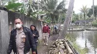 Warga Kampung Buleud, Desa Jati, Kecamatan Tarogong Kaler, Kabupaten Garut, Jawa Barat mengeluhkan bau busuk yang diduga berasal dari peternakan lele yang berada di kawasan itu. (Liputan6.com/Jayadi Supriadin)