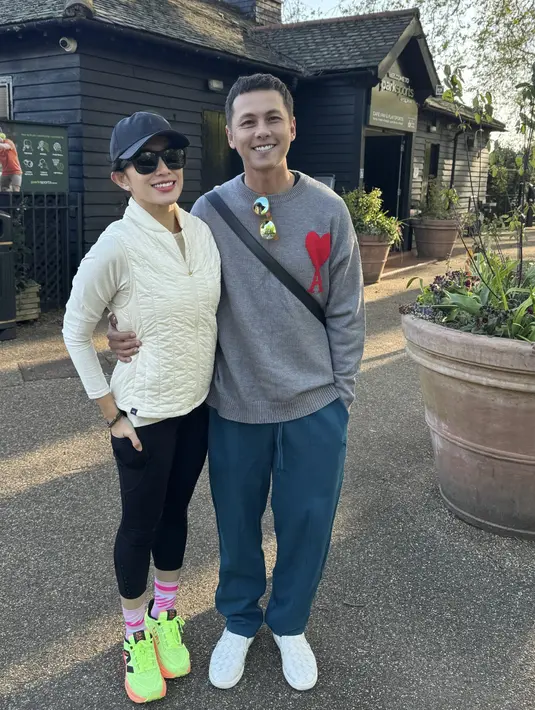 Pada kesempatan ini, Ussy tampak mengenakan sepatu lari, legging dan puffer. Tak ketinggalan kacamata dan topi untuk melengkapi gayanya.  [Foto: Instagram/ Ussy Sulistiawaty]