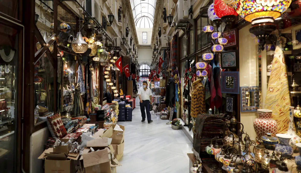 Seorang pria mengunjungi sebuah pasar perbelanjaan di Istanbul, Turki, 27 Juli 2020. Perekonomian Turki mengalami kesulitan dengan adanya lonjakan inflasi pada Juni saat pemerintah memutuskan untuk melonggarkan lockdown yang diterapkan guna mengatasi penyebaran COVID-19. (Xinhua/Osman Orsal)