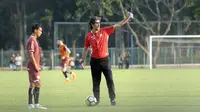 Novri Setiawan mendengarkan arahan pelatih Persija saat latihan jelang duel lawan Madura United (Liputan6.com/Helmi Fithriansyah)