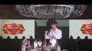Di atas panggung, Lee Min Ho juga sempat berinteraksi dengan penggemar. (facebook.com/leeminhoglobaltour)