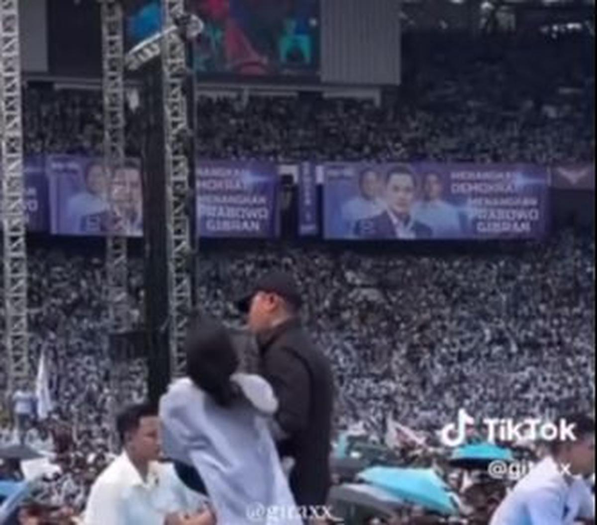 "Terpotek potek hati aku aaaaaaa," tulis netizen lainnya sambil menambahkan ikon menangis.