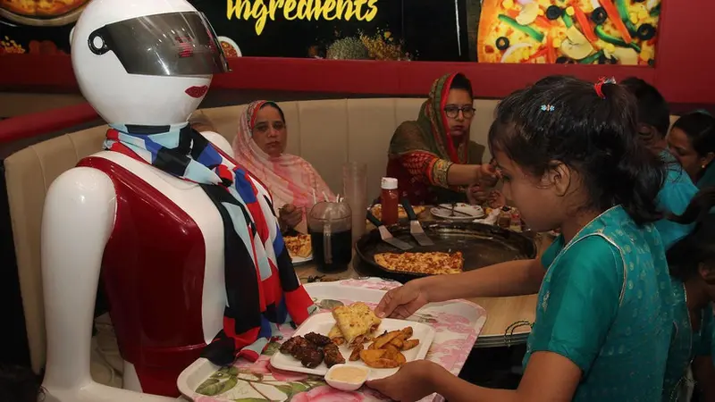 Robot pelayan pizza di Pakistan. (AFP)