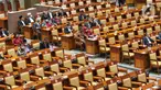 Anggota DPR RI saat mengikuti pembukaan Rapat Paripurna Pembukaan Masa Persidangan V Tahun Sidang 2021-2022 di Nusantara II, Kompleks Parlemen MPR/DPR-DPD, Senayan, Jakarta, Selasa (17/5/2022). Rapat paripurna hari ini menandakan DPR kembali aktif bersidang setelah selesai menjalani masa reses. Hadir 76 anggota yang secara fisik, 252 secara virtual dan izin 5 anggota. Sehingga total kehadiran rapat paripurna hari ini adalah 333 dari 575 anggota DPR. (Liputan6.com/Angga Yuniar)
